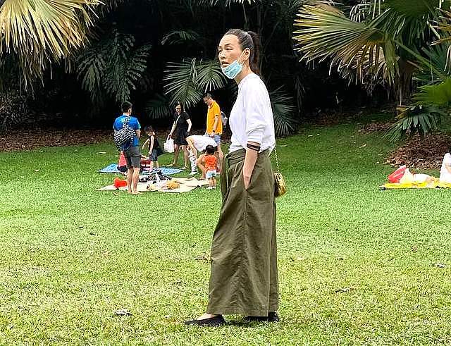 52岁张庭现身新加坡，无滤镜素颜曝光，秃头憔悴苍老像变了一个人（组图） - 11