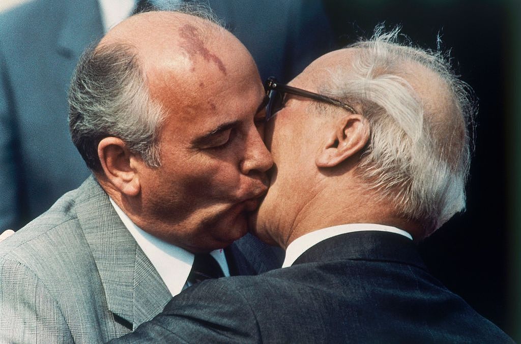 戈巴契夫與東德領導人何內克（Erich Honecker）1987年5月27日在東柏林的機場會晤，兩人擁抱親吻；這是社會主義國家特殊問候方式，被稱為「社會主義兄弟之吻」。美聯社