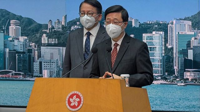 香港特区行政长官李家超（右）与政务司司长陈国基（左）在香港特区政府总部会见传媒（中新社图片1/9/2022）