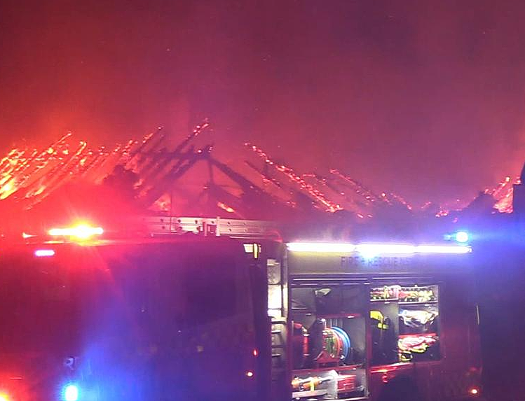 悉尼$2400万豪宅被焚毁，华人夫妇去年才购入！火焰高达20米，夜空被映红（视频/组图） - 3