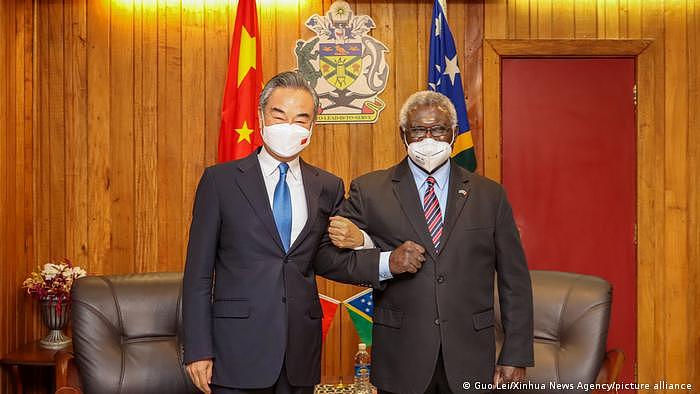 中国外长王毅于今年5月到访所罗门群岛，签署了多项双边协议。图为王毅与所罗门群岛总理索加瓦雷（Manasseh Sogavare）