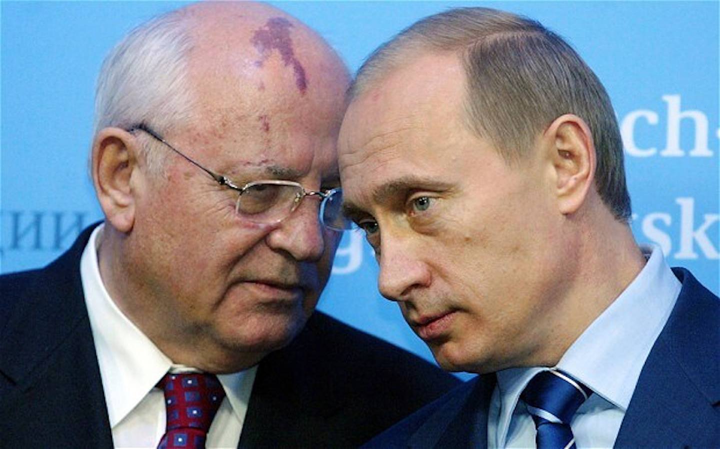 2004 年，俄罗斯总统普京（Vladimir Putin，右）与前苏联领导人戈尔巴乔夫（Mikhail Gorbachev）在德国举行的新闻发布会上。 （AP）