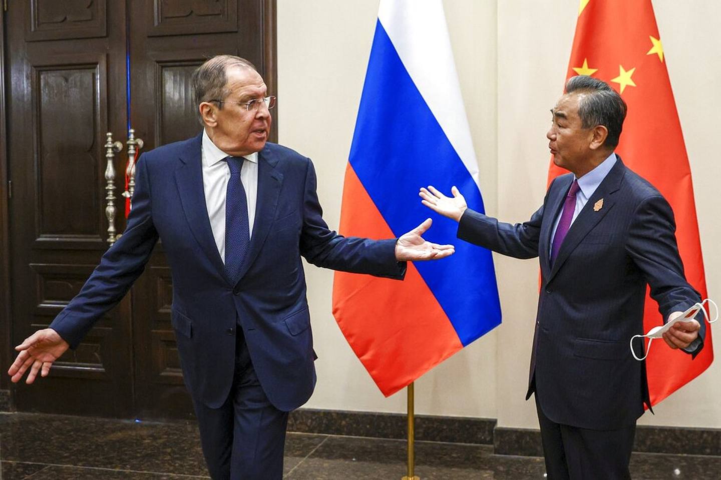 2022年7月7日，俄罗斯外交部新闻处发布照片，相中俄罗斯外长拉夫罗夫（左）与中国外长王毅在印尼峇里岛举行的G20外长会前的双边会晤中握手。 （AP）