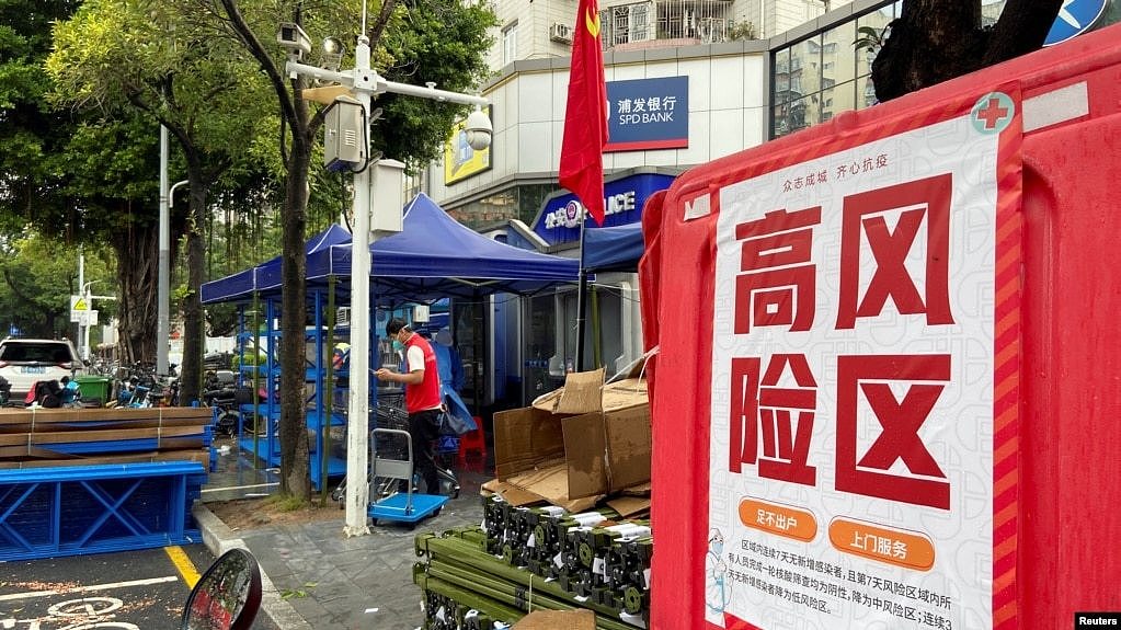 中国广东深圳街头竖立的一个新冠“高风险区”的警示牌。（2022年8月31日）