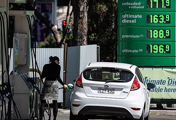 司机注意！澳洲油价本月底显著上涨，艾博年拒绝延长燃油税减半政策（组图） - 2