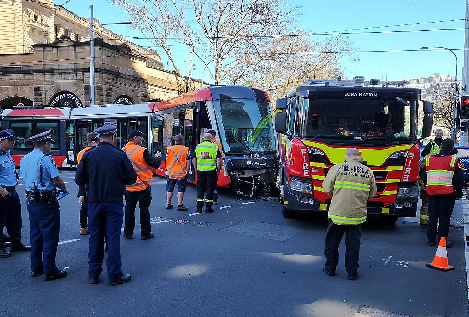 突发！悉尼轻轨与消防车猛撞脱轨，车头严重受损多人受伤，中央火车站周边阻塞（视频/组图） - 3