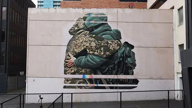连夜抹除！澳街头“俄乌士兵拥抱”壁画遭强烈反对，乌克兰驻澳大使怒批：令人失望（组图） - 2