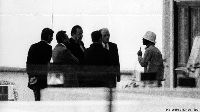 阿拉伯恐怖分子（右）同时任德国联邦内政部长根舍（左三）等谈判（1972.9.5）