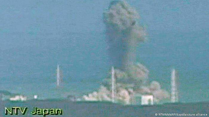 2011年3月14日，海啸后福岛核电站第三号反应堆发生爆炸时的电视画面截图。