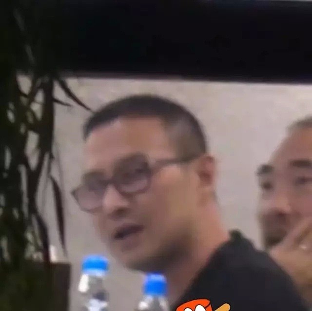 汪峰深夜与好友聚会喝酒，胡子拉碴脖子通红，头发稀疏地中海明显（组图） - 2