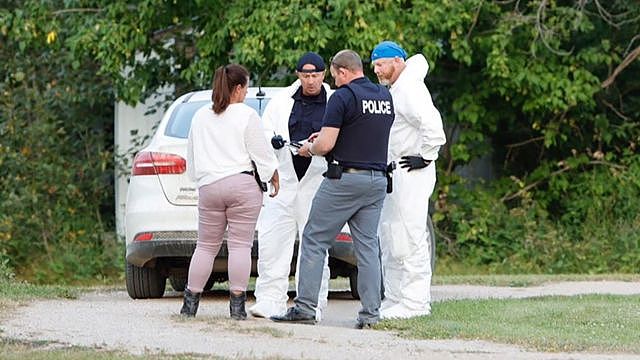 加拿大萨斯喀彻温省韦尔登市发生多人被刺伤致死事件后，警方取证小组正在犯罪现场调查。