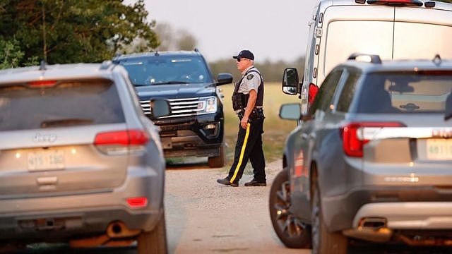 一名加拿大皇家骑警 (RCMP) 警官抵达犯罪现场