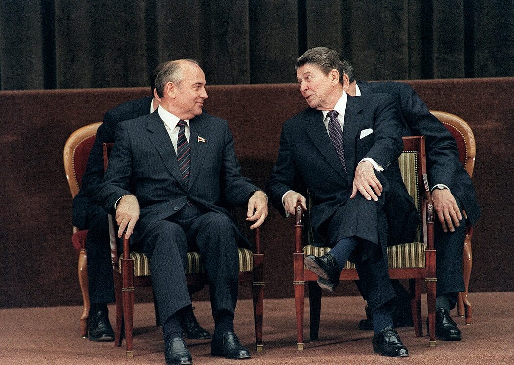1985年，戈巴契夫與羅納德·雷根總統在日內瓦會晤。蘇美兩國的軍控談判降低了核毀滅的可能性。