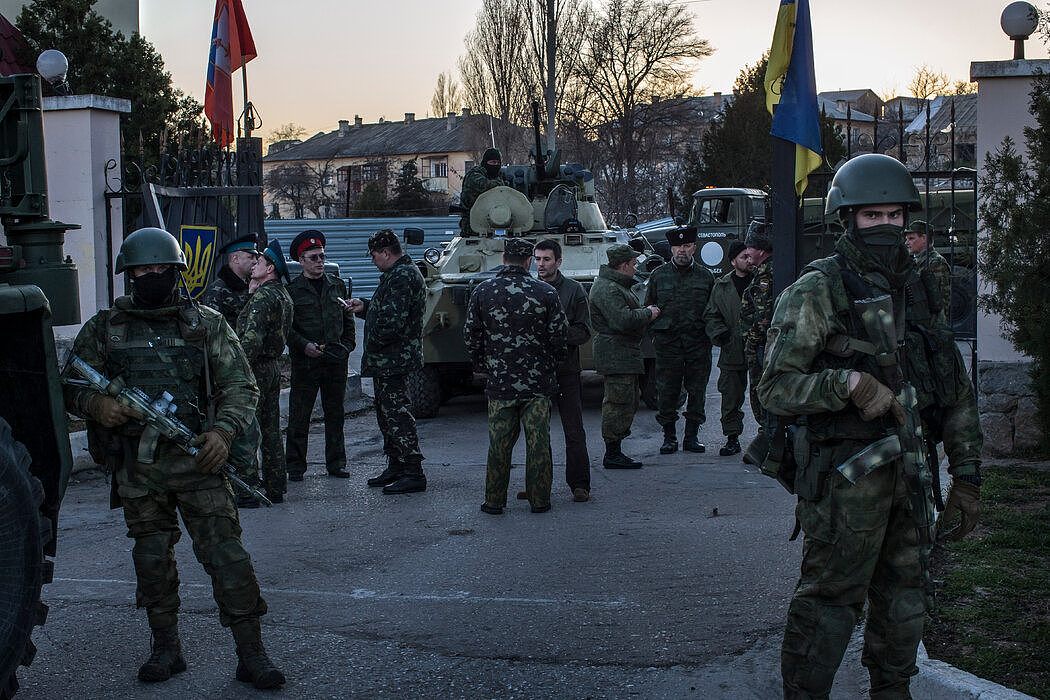 2014年，俄羅斯軍隊在克里米亞的烏克蘭軍事基地附近。戈巴契夫支持普丁吞併克里米亞半島的做法。