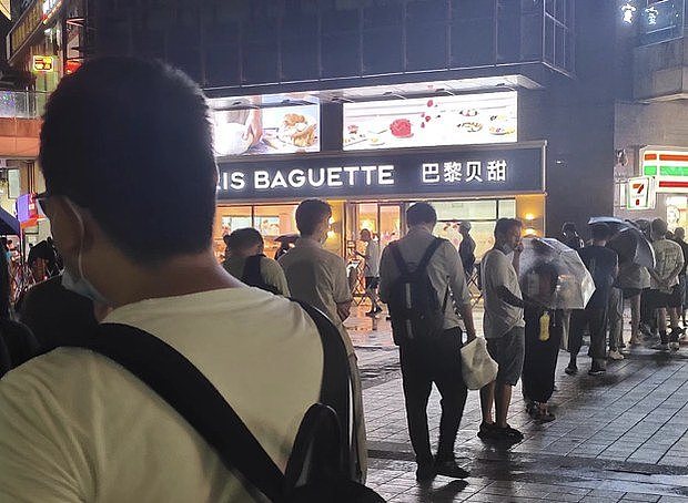 上海“巴黎贝甜”封城售面包遭罚，市民排队买面包表达支持