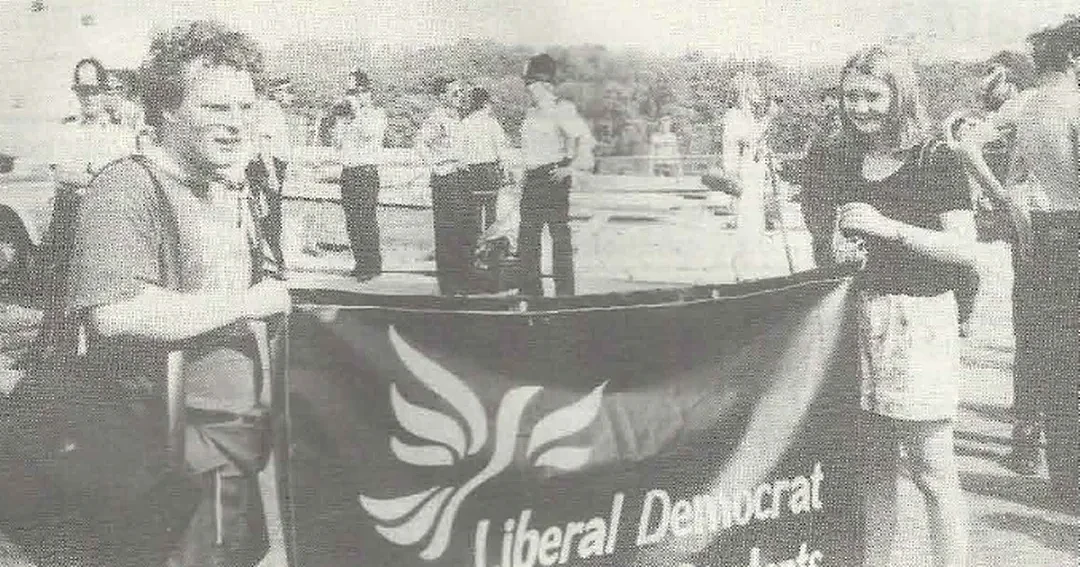 ▎图中右侧为青年时期参与自民党活动的特拉斯
