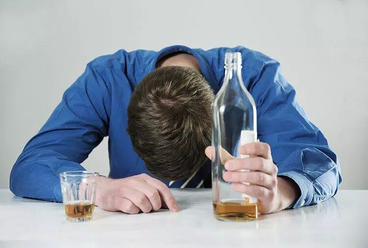 【健康】给爱喝酒的人：牢记4个酒后症状，可能是猝死“前兆”，及时停止（组图） - 6