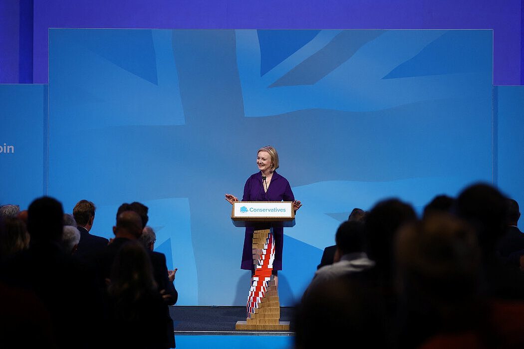 丽兹·特拉斯周一在伦敦宣布她赢得了英国下一任首相竞选。 同僚们谈到了她的勇气、决心和对颠覆式政治的渴望。