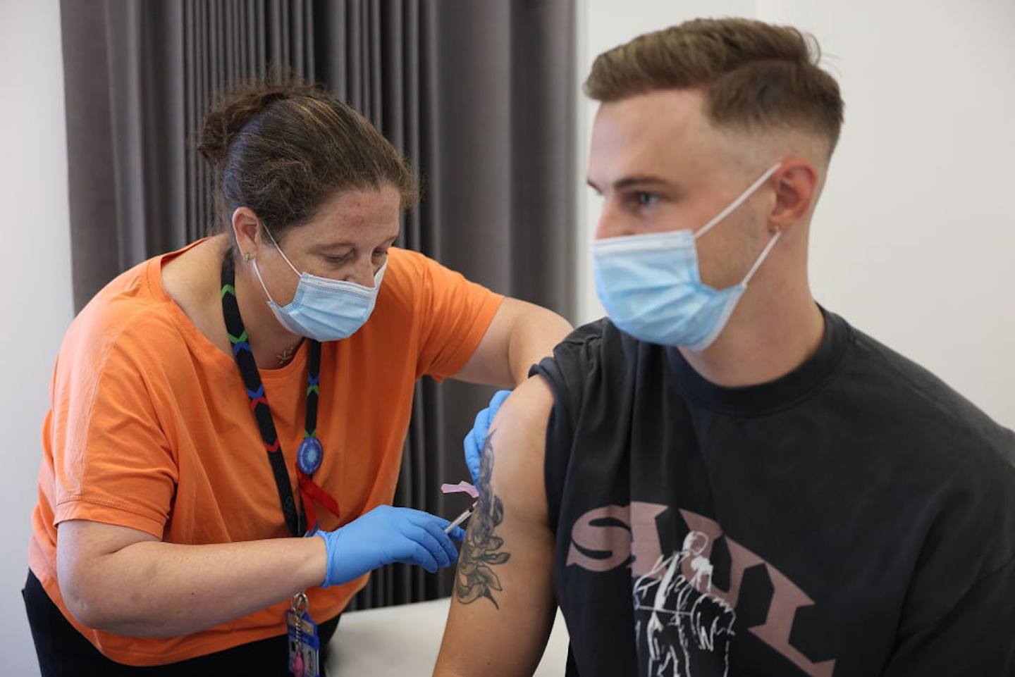 图为7月23日，伦敦一间诊所正为人们接种猴痘疫苗。 （Getty）