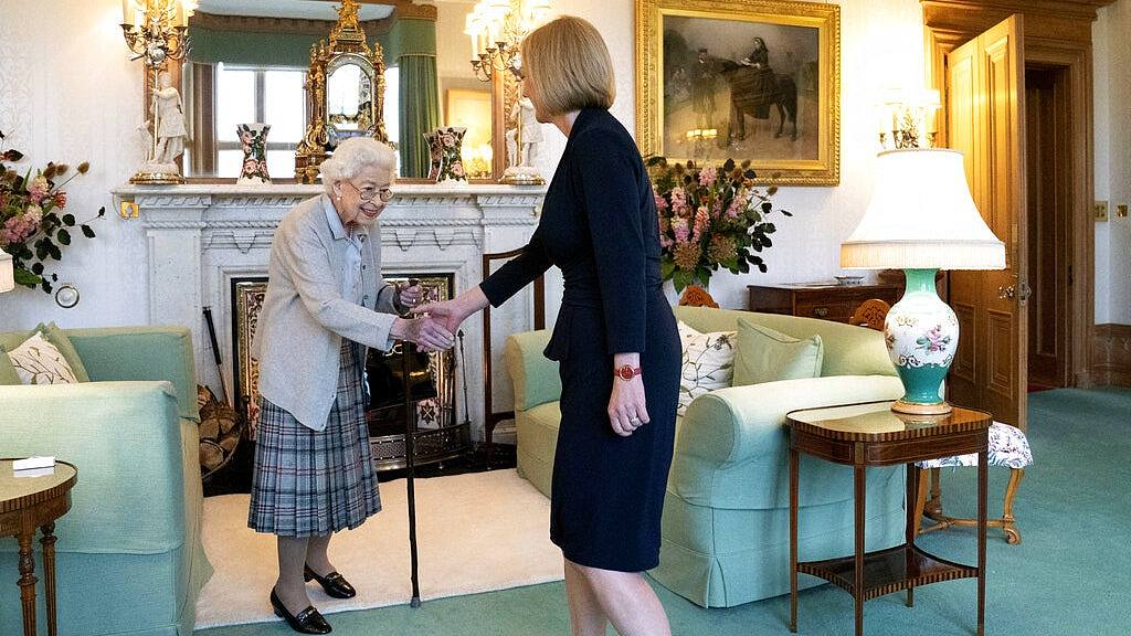 卓慧思正式成为英国首相英女王打破传统改在苏格兰任命