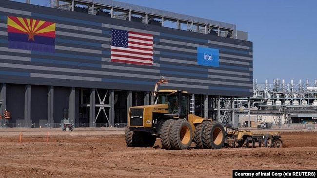 2021年9月23日在美国亚利桑那州钱德勒的未来英特尔公司芯片工厂现场的建筑设备。图片由英特尔公司提供/通过路透社讲义提供。