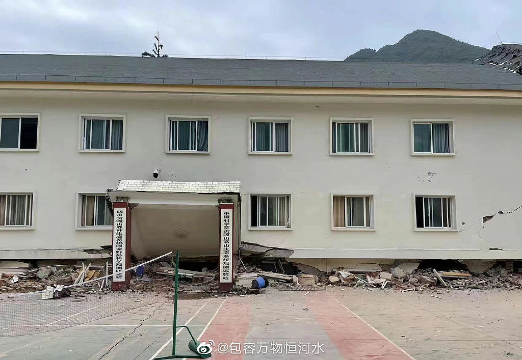 中國社會科學院一處觀測站的一樓全部坍塌，三層樓直接少一層 。   圖：翻攝微博秒拍