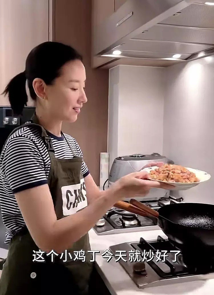 42岁董洁太贤惠，在豪宅给儿子做晚餐，母子俩吃三个菜真丰富（组图） - 3