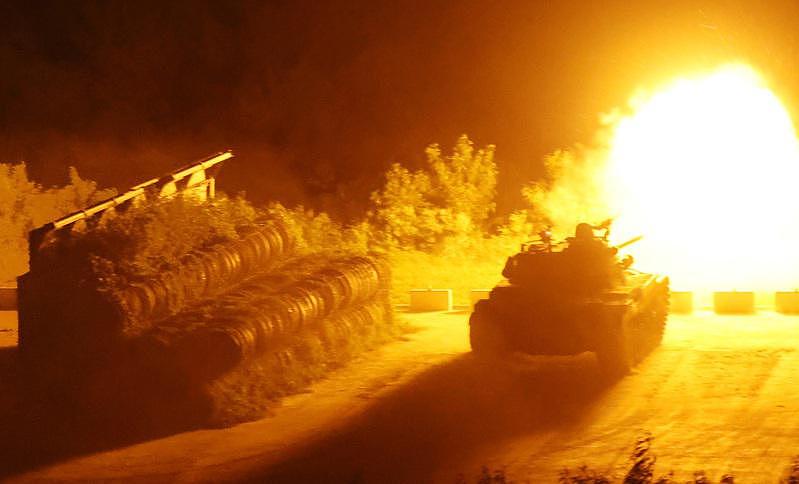 陸軍八軍團裝甲564旅6日在恆春執行「三軍聯合作戰訓練測考111-5、6號操演」，CM-11戰車實施夜間實彈射擊。（記者林澔一／攝影）