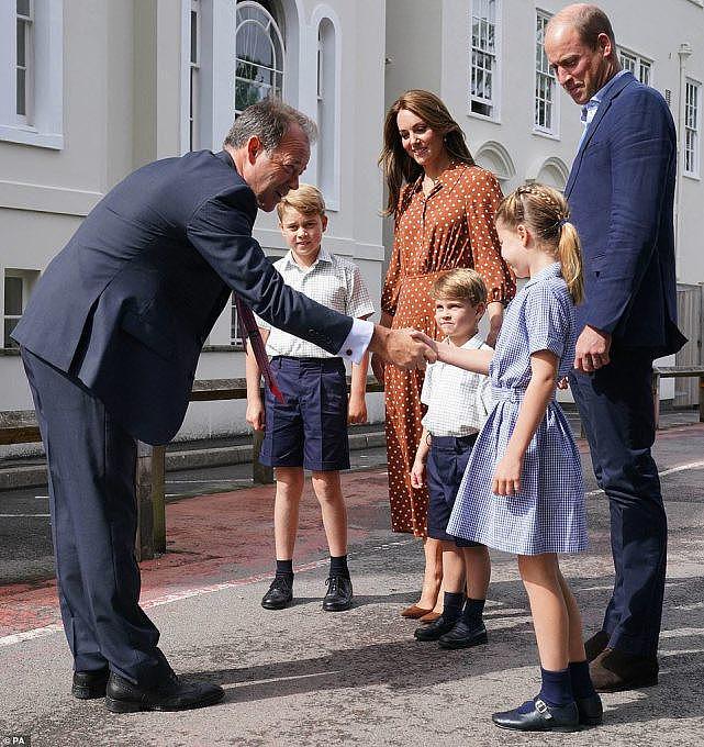 凯特威廉带仨娃去新学校，一家五口好温馨，王妃牵手俩儿子笑得甜（组图） - 2