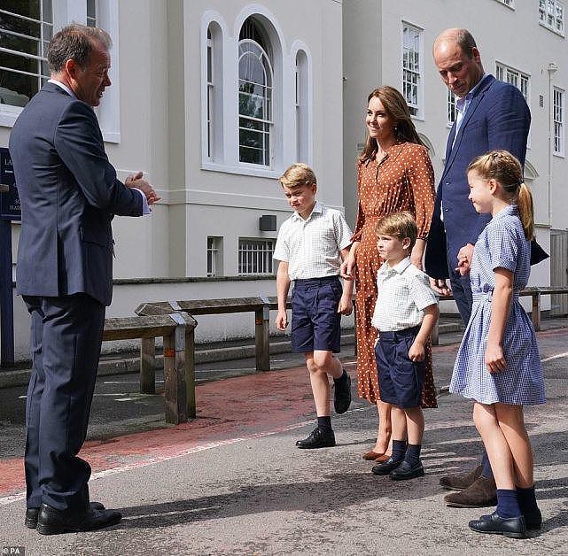 凯特威廉带仨娃去新学校，一家五口好温馨，王妃牵手俩儿子笑得甜（组图） - 3