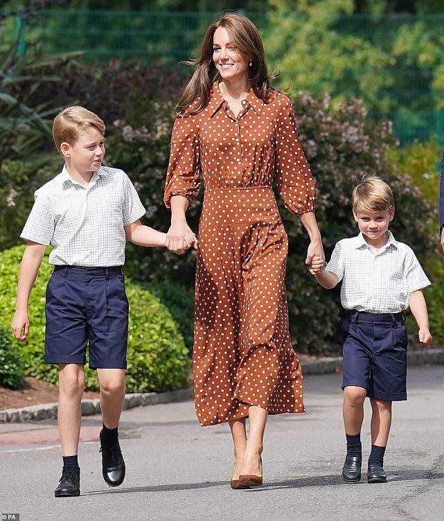 凯特威廉带仨娃去新学校，一家五口好温馨，王妃牵手俩儿子笑得甜（组图） - 4