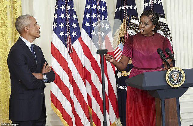 奥巴马夫妇回白宫，迎来等待许久的肖像揭幕仪式，曾遭特朗普拒绝（组图） - 5