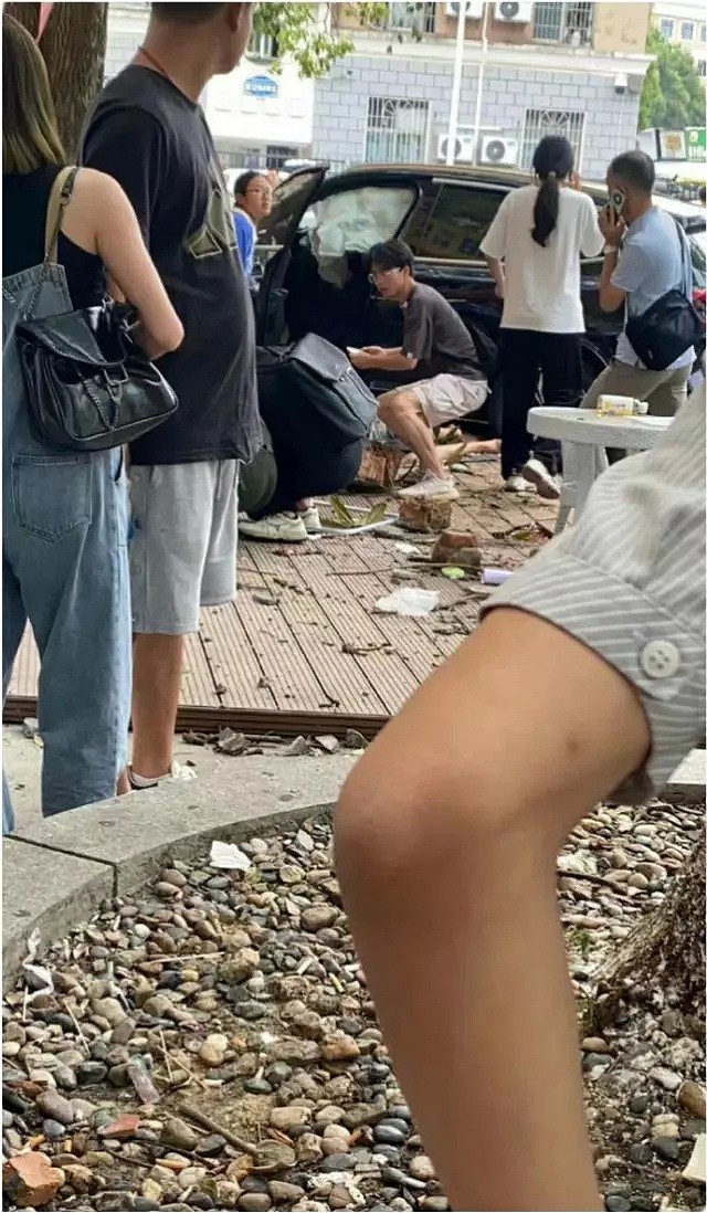 惊悚视频曝光！湖南一大学女教授校内开宝马冲向人群，女学生被撞飞（视频/图） - 4