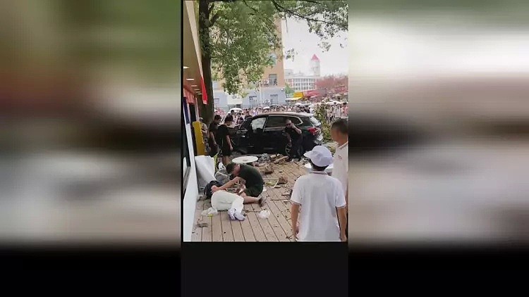 惊悚视频曝光！湖南一大学女教授校内开宝马冲向人群，女学生被撞飞（视频/图） - 2