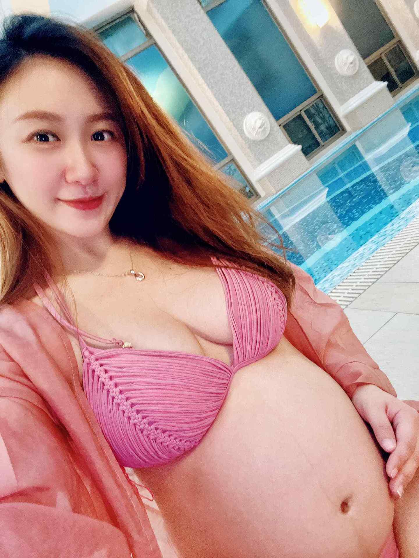 台湾女星晒孕照！穿比基尼孕相明显，站泳池边四肢纤细身材好（组图） - 1