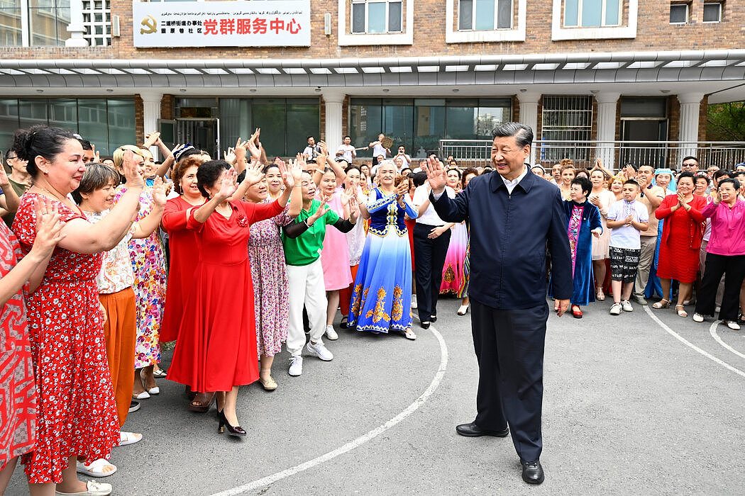 国家主席习近平今年7月视察乌鲁木齐时穿着他标志性的蓝色夹克和宽松裤子。这种朴素着装已令人惊讶地在中国年轻人中成为一种时尚。