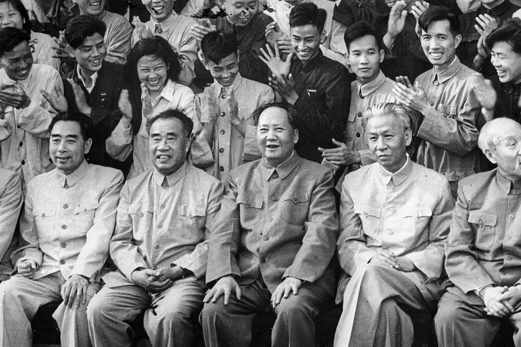 毛泽东（中）与中共中央委员会成员合影，摄于1957年。20世纪80年代前，中山装是中国的常见着装。