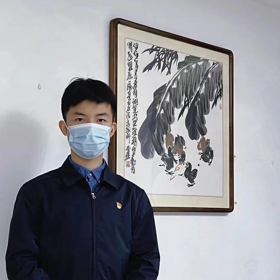 杨占（音）在中国年轻人常用的社交媒体平台“小红书”上晒了一张穿着父亲的藏青色夹克、戴着母亲的党徽的照片。