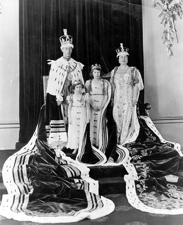 伊丽莎白公主、她的妹妹玛格丽特公主和母亲一起参加父亲乔治六世的加冕典礼。