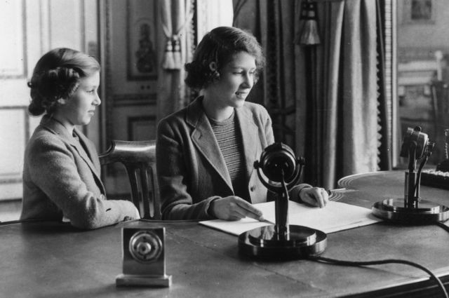 日伊丽莎白公主（右）和玛格丽特公主向全国发表广播讲话。