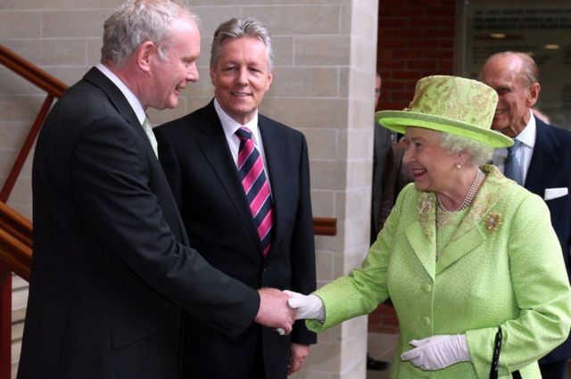 女王与前爱尔兰共和军指挥官、北爱现任第二部长马丁·麦吉尼斯握手