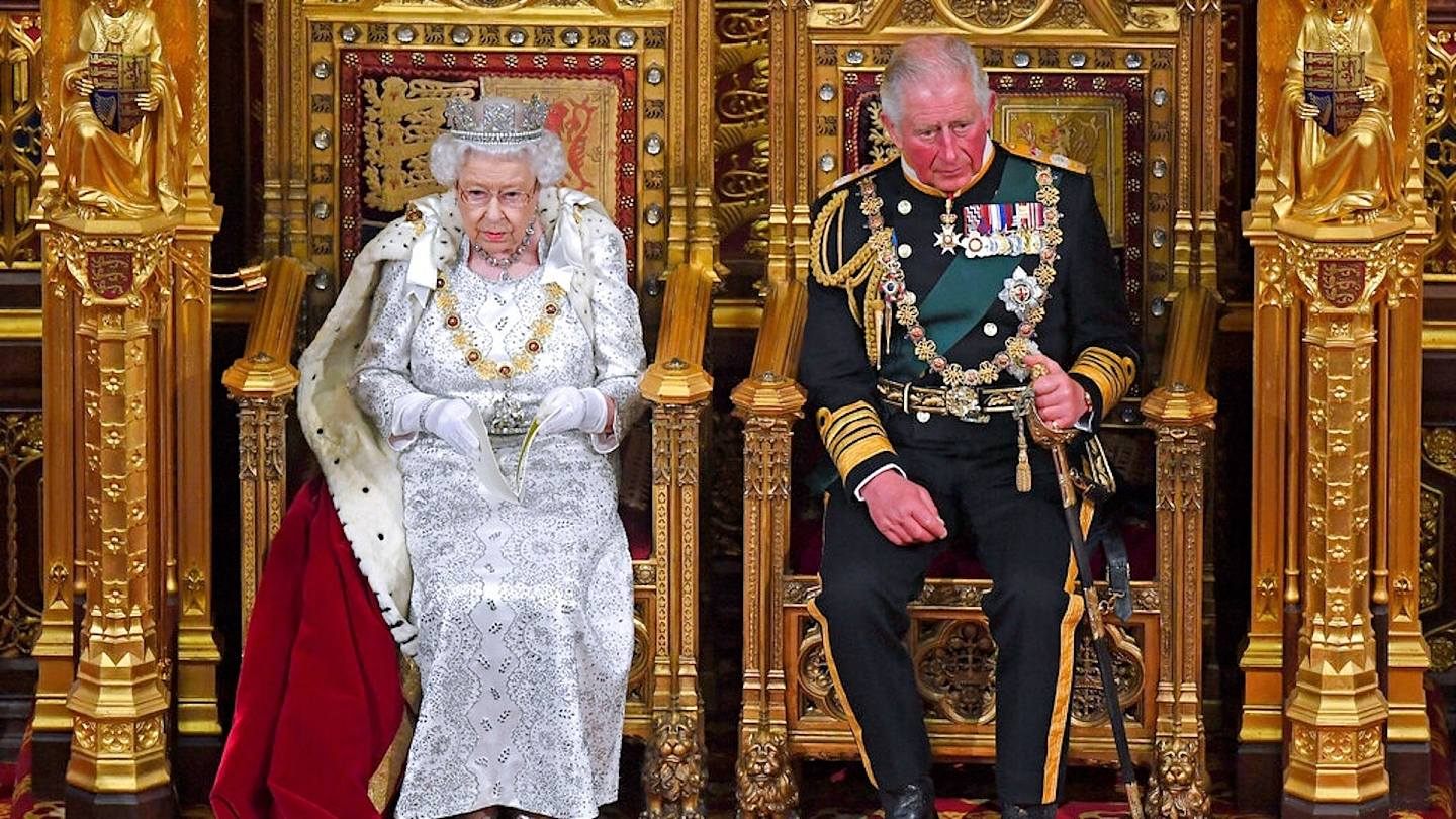 英女王與查理斯：英女王伊利沙伯二世履行重要的政治責任、外交責任、社會責任、文化責任，每年她都會從白金漢宮前往上議院，主持一年一度的國會開幕大典（State Opening of Parliament），圖為2019年10月14日，她與王儲查理斯一同出席典禮的情形。