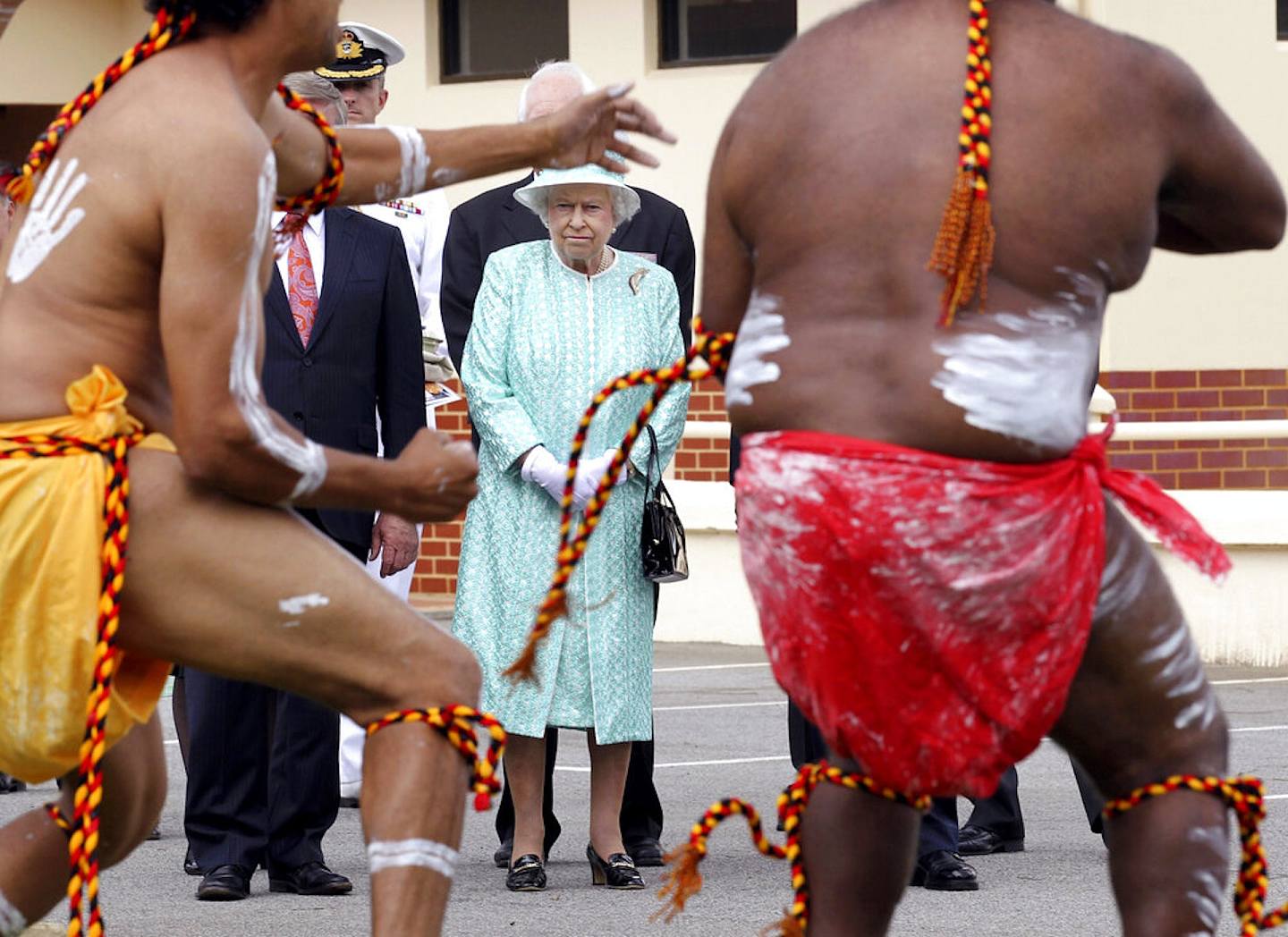 英女王逝世：英女王伊利沙伯二世在位70年，被視為是凝聚英聯邦的最後力量。 2011年10月英女王在澳洲珀斯的Clontarf原住民學院觀看原住民舞者表演。（AP）