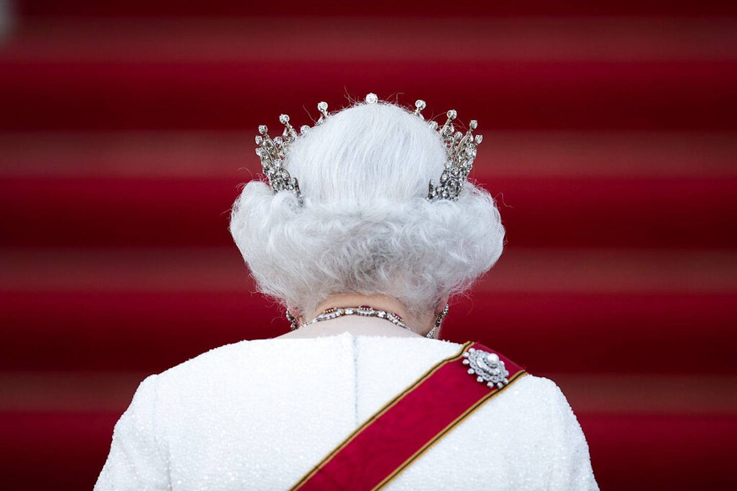 英女王伊利沙伯二世逝世：圖為2015年6月24日，英女王訪德，德國時任總統高克（Joachim Gauck）國宴款待，圖為她抵達望景宮（Bellevue Palace）宴會場地時的情形。隨着女王離世，正如英國首相卓慧思所講，已經歷兩個伊利沙伯時期的英國，將迎來新的時代。（AP）