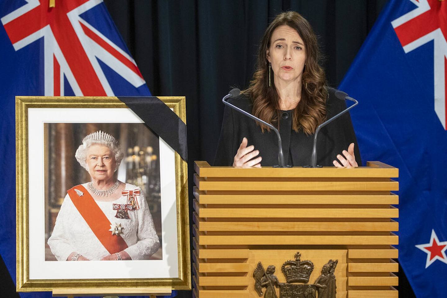 英女王去世的消息傳出後，新西蘭總理阿德恩在新聞發布會上發表講話致哀。（AP）