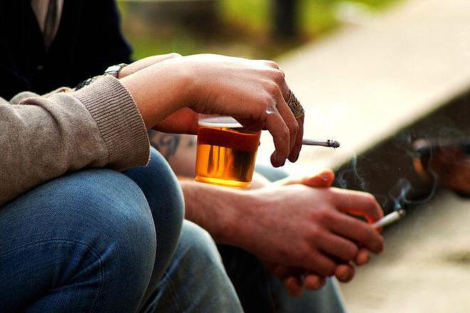 【健康】提醒：经常抽烟喝酒的人，若出现4个症状，可能是身体在呼救（组图） - 1