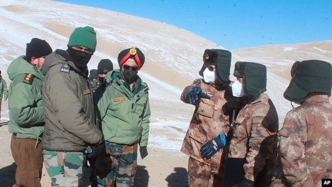 印度陆军提供：印度和中国军官2021年2月10日，在印中边境拉达克的班公湖地区举行会议。（美联社照片）