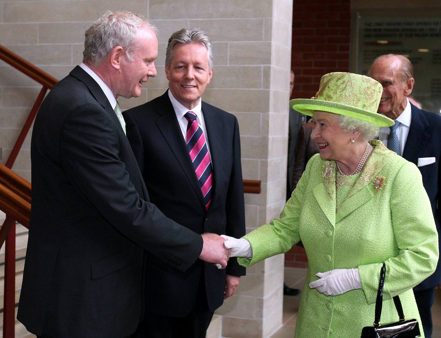 英女王2012年与北爱尔兰前副首席部长麦吉尼斯（Martin McGuinness）握手。 （AP）