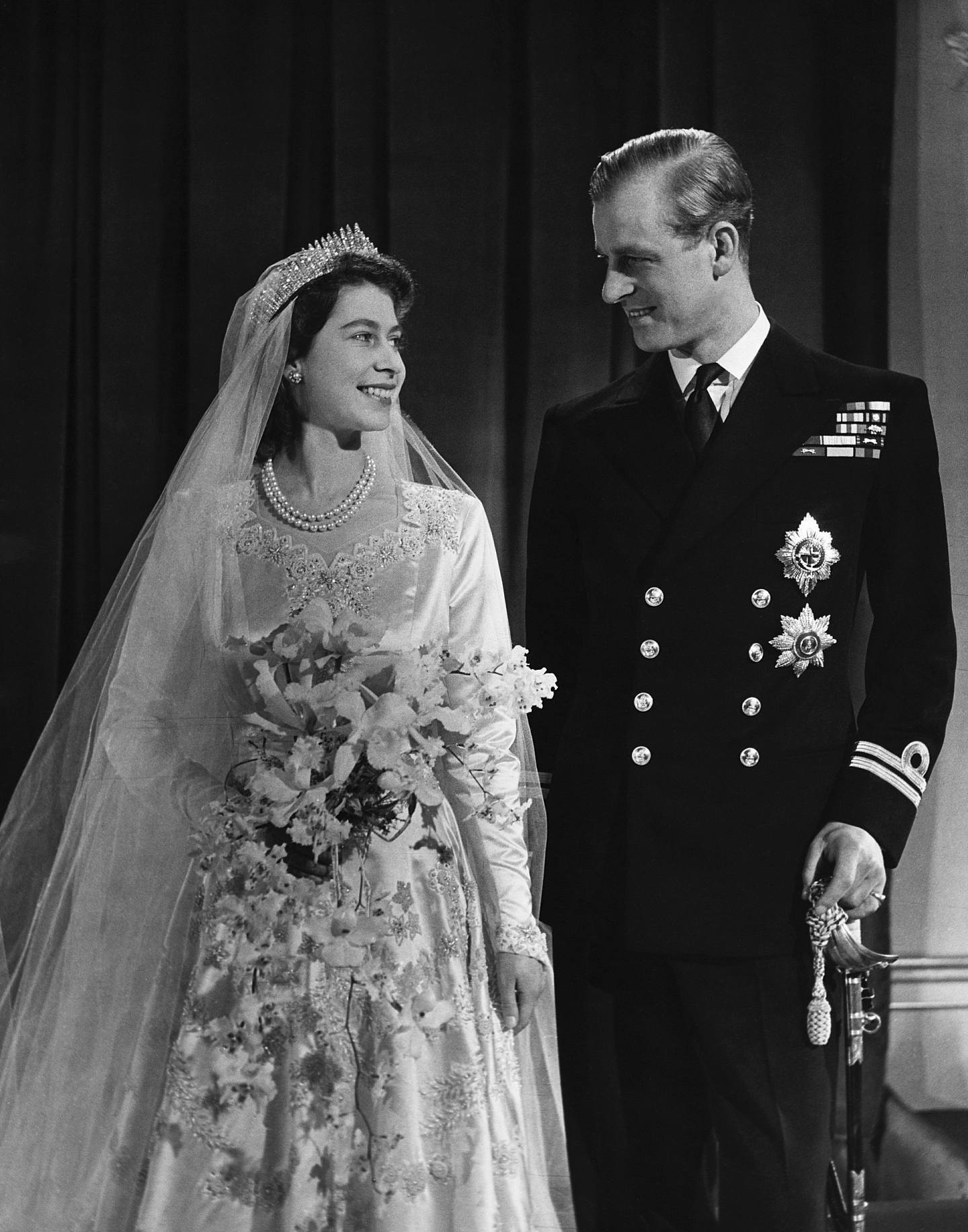 1947年，菲臘親王與英女王伊利沙伯二世結婚。菲臘捨棄了原有的身份，入籍英國王室。（Getty）