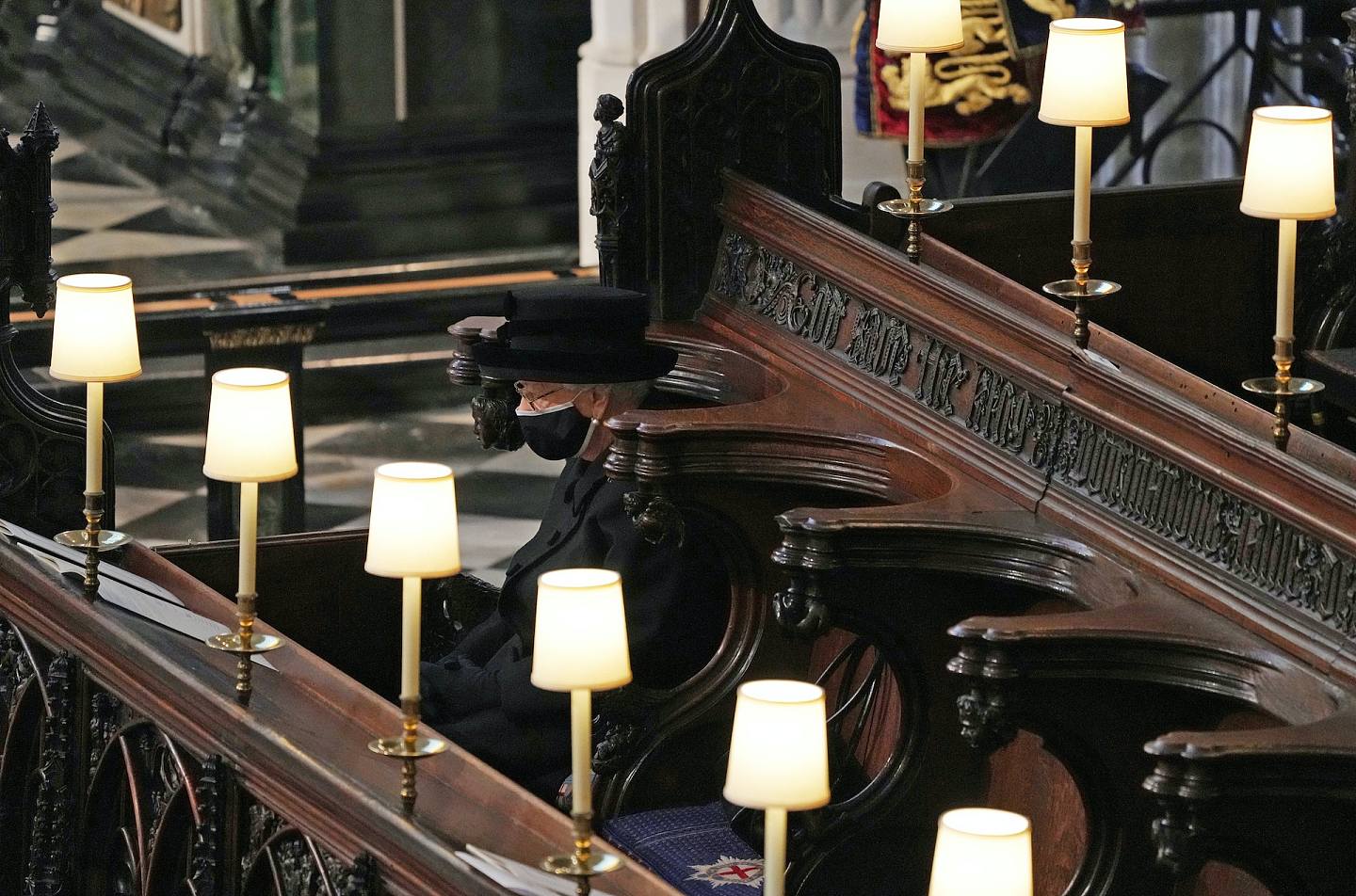 2021年4月17日，英女王伊利沙伯二世在溫莎堡出席亡夫菲臘親王的喪禮。受到新型冠狀病毒肺炎防疫措施影響，只有少數人可以參加喪禮，而女王則單獨坐在一旁，這份孤獨感實在難以言喻。（Getty）